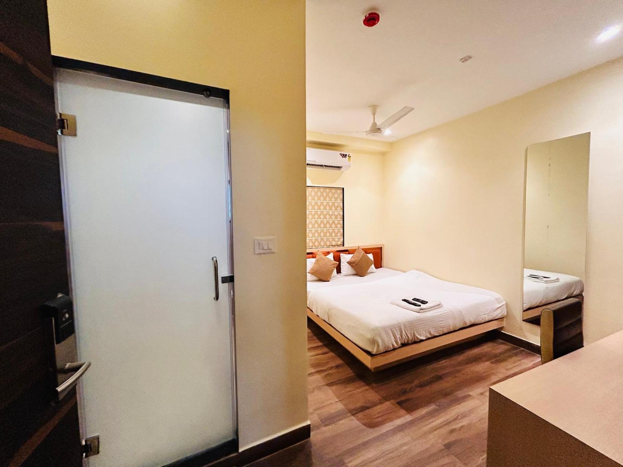 Hotel Golden Square - Kolkata Airport Zewnętrze zdjęcie